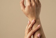 Секрет гладкой кожи: почему сохнет кожа рук и что с этим делать
